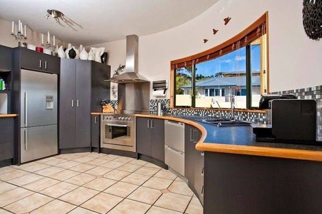 Photo of property in 19 Mariners View Road, Beach Haven, Auckland, 0626