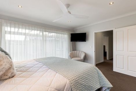 Photo of property in 37 La Lena Grove, Fitzherbert, Palmerston North, 4410