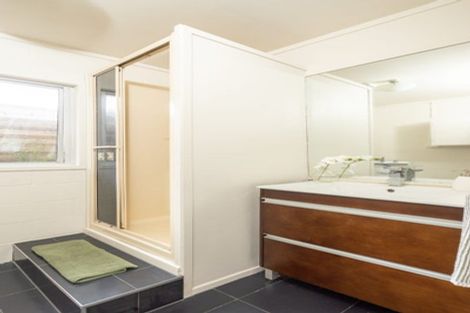 Photo of property in 2/218 East Coast Road, Forrest Hill, Auckland, 0620