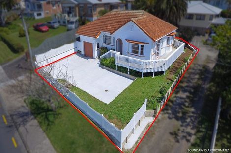 Photo of property in 32 Te Atatu Road, Te Atatu South, Auckland, 0610