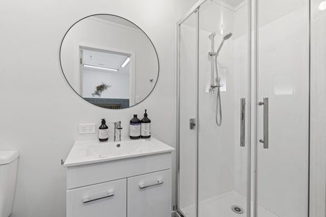 Photo of property in 124 Lower King Road, Tarurutangi, New Plymouth, 4372