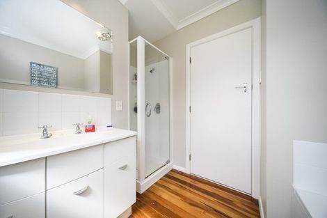 Photo of property in 18 Woburn Place, Takaro, Palmerston North, 4412