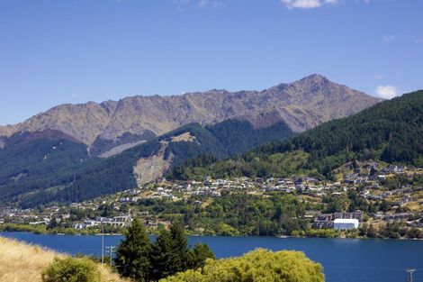 Photo of property in 8 Spring Hill Road, Kelvin Heights, Queenstown, 9300