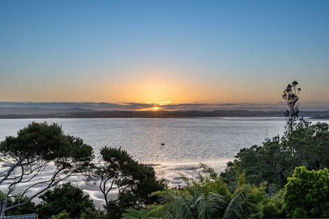 Photo of property in 5 Poaka Place, Beach Haven, Auckland, 0626