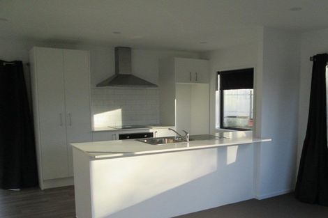 Photo of property in 37 Nile Road, Kelston, Auckland, 0602