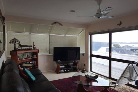 Photo of property in 1/1 Takutai Avenue, Bucklands Beach, Auckland, 2012