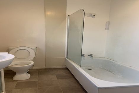 Photo of property in 20 Lake Road, Northcote, Auckland, 0627