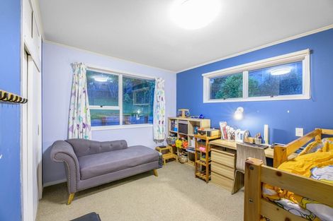 Photo of property in 28 Staincross Street, Green Bay, Auckland, 0604