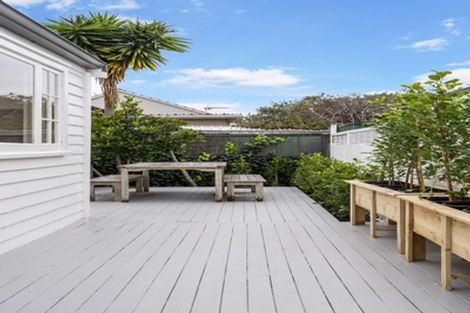 Photo of property in 7 Fairfax Avenue, Northcote, Auckland, 0627