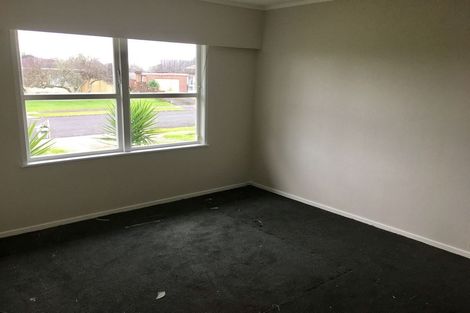 Photo of property in 11 Tupaki Place, Pakuranga Heights, Auckland, 2010