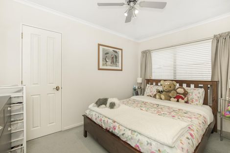 Photo of property in 70 Lothian Brae, Wattle Downs, Auckland, 2103