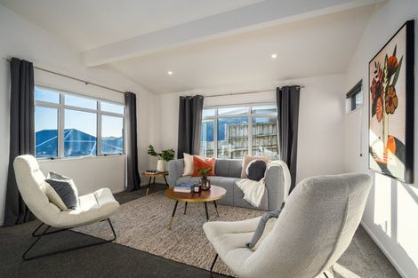 Photo of property in 6b Warrington Grove, Newlands, Wellington, 6037