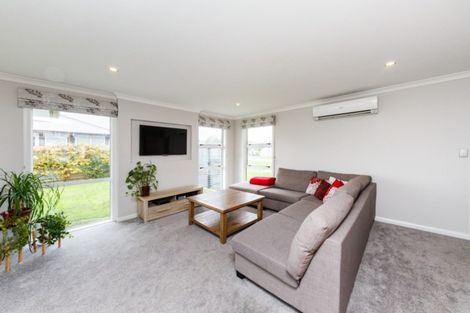 Photo of property in 11 Saint Heliers Grove, Fitzherbert, Palmerston North, 4410
