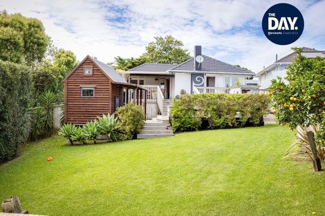 Photo of property in 16 Paton Avenue, Te Atatu South, Auckland, 0610