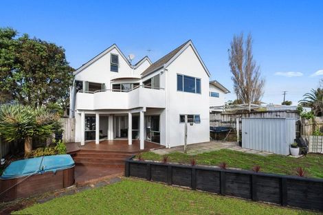 Photo of property in 2/89 Knights Road, Rothesay Bay, Auckland, 0630