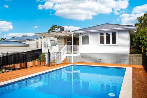 Photo of property in 40 Pupuke Road, Hillcrest, Auckland, 0627