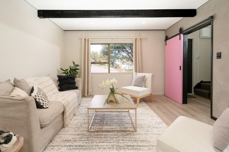 Photo of property in 138 Akaroa Drive, Maupuia, Wellington, 6022