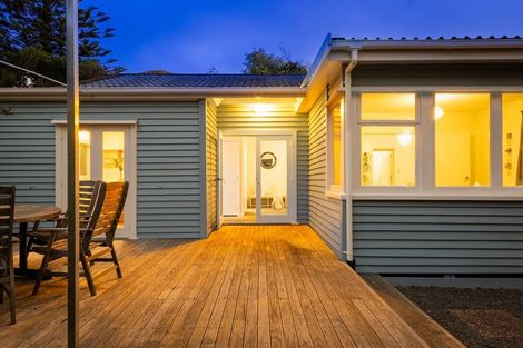 Photo of property in 24 Queens Road, Waikanae Beach, Waikanae, 5036