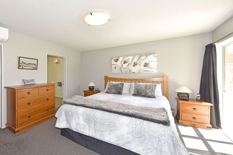 Photo of property in 11 Thornwood Place, Redwood, Christchurch, 8051