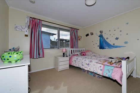Photo of property in 79 La Rosa Street, Green Bay, Auckland, 0604