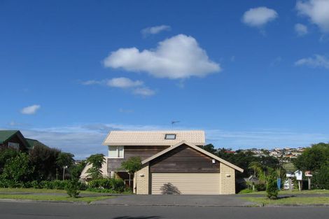 Photo of property in 1/51 Unsworth Drive, Unsworth Heights, Auckland, 0632