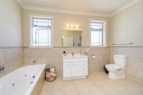 Photo of property in 8 Kowhai Avenue, Takaro, Palmerston North, 4410