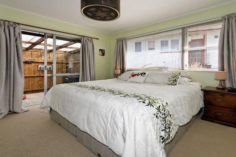 Photo of property in 79 La Rosa Street, Green Bay, Auckland, 0604