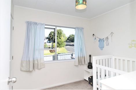 Photo of property in 37 Claverdon Drive, Massey, Auckland, 0614