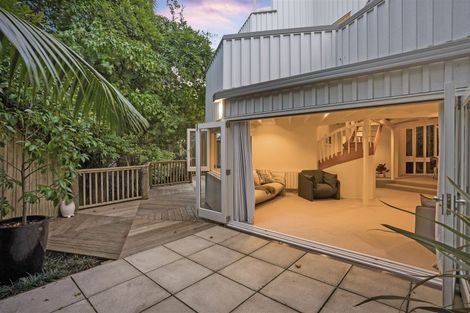 Photo of property in 25 Eastcliffe Road, Castor Bay, Auckland, 0620