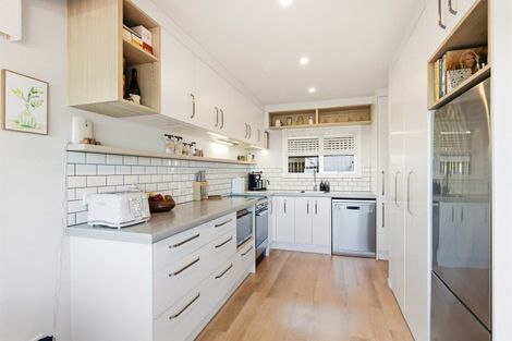 Photo of property in 12 Middlesex Place, Northland, Wellington, 6012