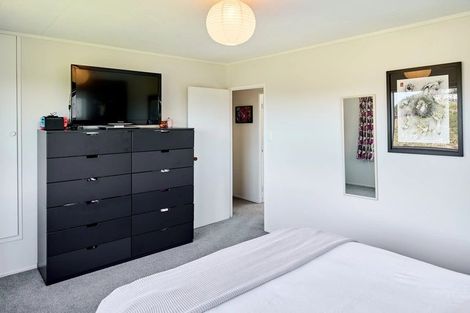 Photo of property in 18a Cheltenham Terrace, Newlands, Wellington, 6037