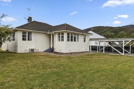 Photo of property in 17 Strand Crescent, Naenae, Lower Hutt, 5011