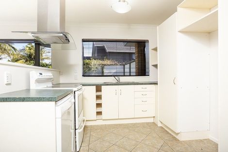 Photo of property in 4 Cliff View Drive, Green Bay, Auckland, 0604