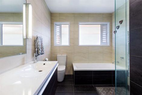 Photo of property in 17 Fowler Street, Northcote, Auckland, 0627