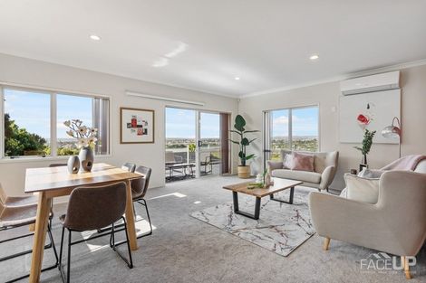 Photo of property in 4 Worthington Place, West Harbour, Auckland, 0618