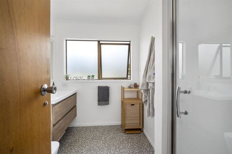 Photo of property in 24 Deverell Place, Northcross, Auckland, 0632