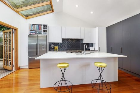 Photo of property in 43 Tio Tio Road, Miramar, Wellington, 6022