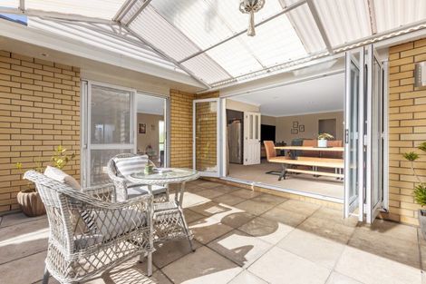 Photo of property in 16 Chippewa Place, Conifer Grove, Takanini, 2112