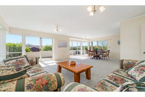 Photo of property in 29 Taupiko Place, Green Bay, Auckland, 0604