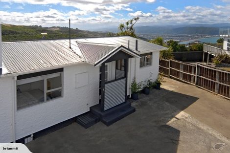 Photo of property in 7a Cheyne Walk, Newlands, Wellington, 6037