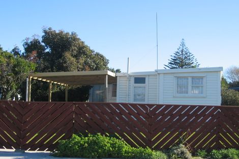 Photo of property in 8 Colenso Place, Otaki Beach, Otaki, 5512