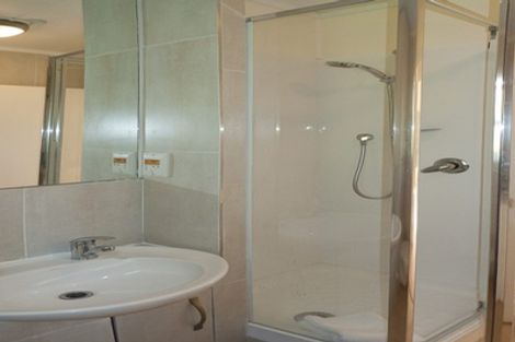 Photo of property in 9/18 Parr Terrace, Castor Bay, Auckland, 0620