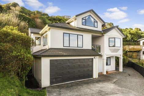 Photo of property in 39 Dress Circle, Newlands, Wellington, 6037