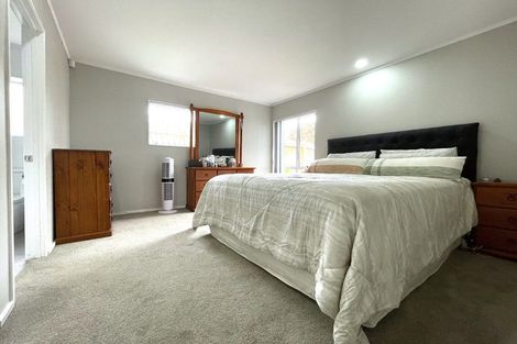 Photo of property in 6 Veagh Place, Highland Park, Auckland, 2010