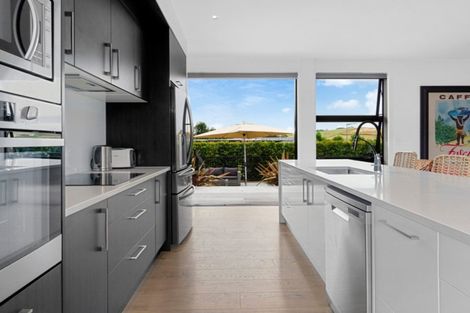 Photo of property in 16 Awanui Crescent, Matakana, 0985