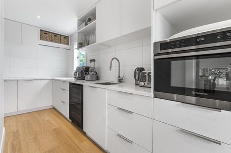 Photo of property in 136 Queen Street, Northcote Point, Auckland, 0627