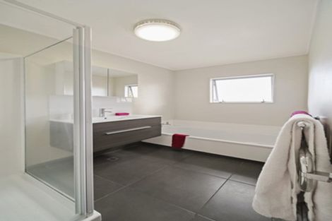 Photo of property in 2/5 Cheam Place, Pakuranga Heights, Auckland, 2010