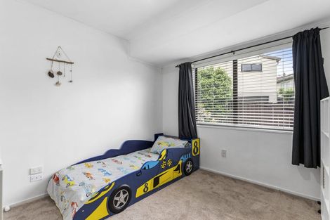 Photo of property in 1/10 Remus Place, Totara Vale, Auckland, 0629