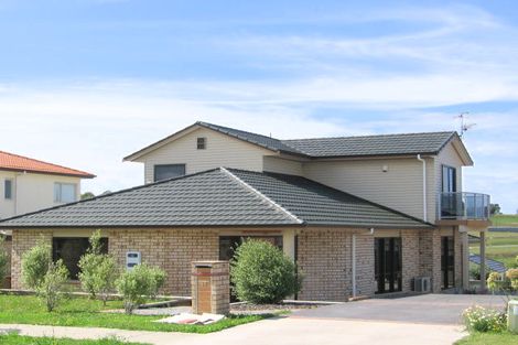 Photo of property in 15 Mackwell Road, Fairview Heights, Auckland, 0632