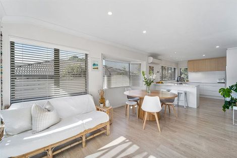 Photo of property in 43 Walton Street, Red Beach, 0932